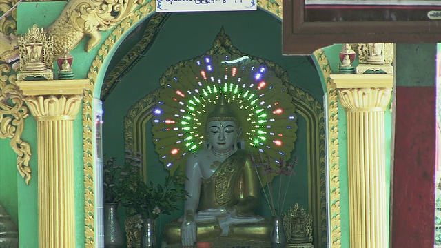头顶霓虹灯的佛像/曼德勒，曼德勒地区，缅甸视频素材
