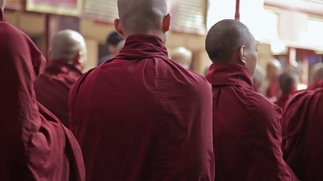年轻僧侣排队吃饭的照片/曼德勒，曼德勒省，缅甸视频下载