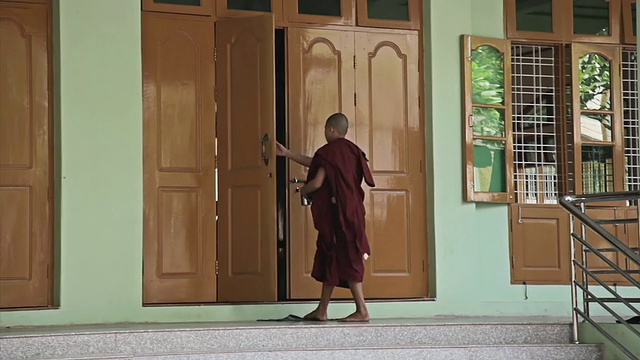缅甸曼德勒省，曼德勒省，年轻的和尚进入房子里视频下载