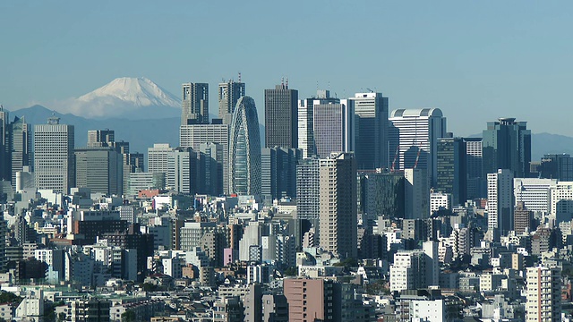 日本东京，富士山和新宿与摩天大楼合影视频素材