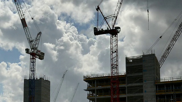 “cula T/L施工塔吊在办公楼施工的早期拍摄/大伦敦，大伦敦，英国”视频素材