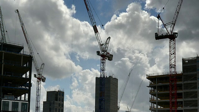 MS LA T/L建筑塔吊在办公楼建设的早期拍摄蓝天上白云翻滚/大伦敦，英国视频素材