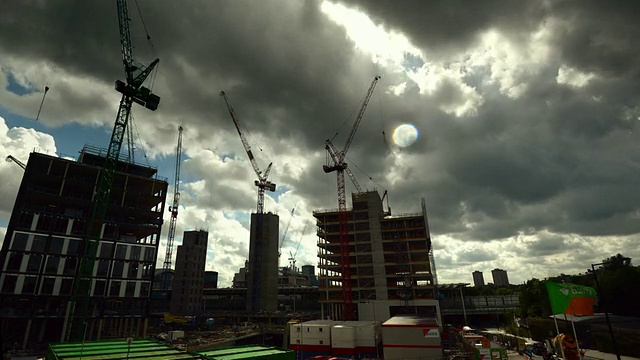 伦敦，大伦敦，英国，大伦敦，在蓝天上翻滚着白色和灰色的云的办公楼施工早期塔吊的施工视图视频素材