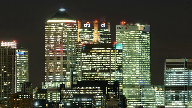 “MS PAN T/L夜间金丝雀码头的高楼办公楼，巴克莱银行、汇丰银行、花旗摩根大通/伦敦，大伦敦，英国”视频下载