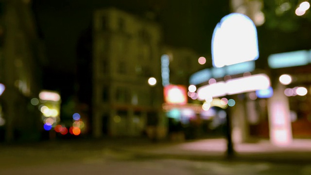 CU T/L抽象离焦拍摄的夜晚车辆城市和交通灯通过框架后侧灯静态西区剧院/伦敦，大伦敦，英国视频素材
