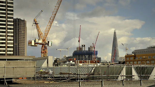 WS T/L视图，建筑起重机在中央的多个位置移动，国家剧院的屋顶和背面的云/大伦敦，英国视频素材