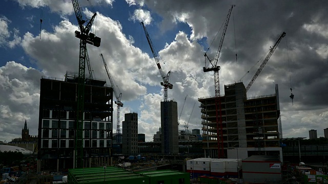 英国伦敦，大伦敦地区，蓝天上飘着缕缕白云，图为在办公楼前期施工的起重机视频素材