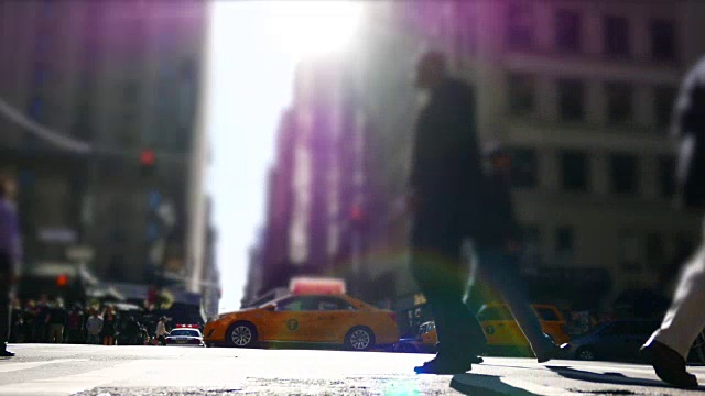 城市中行人过马路的剪影。步行的人背景视频素材