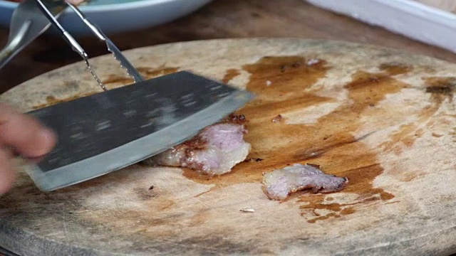 在切菜板上切烤牛肉视频素材