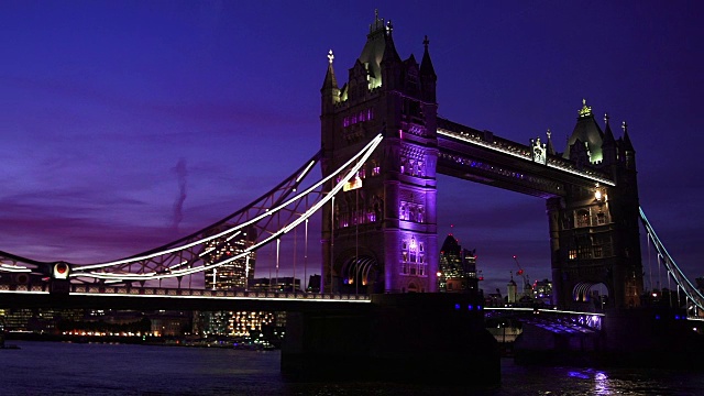 伦敦塔桥和夜晚的伦敦城视频素材