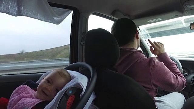 《车里的幸福家庭》视频素材