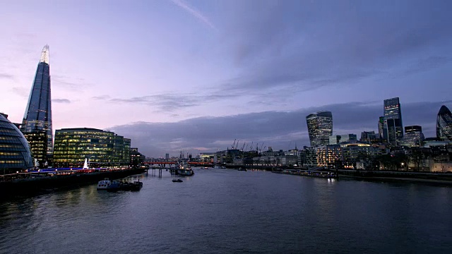 WS缩小时间流逝夜晚的碎片，泰晤士河和伦敦城视频素材
