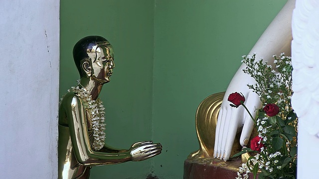 金像戴着花项链向佛陀祈祷/仰光，仰光分部，缅甸视频素材
