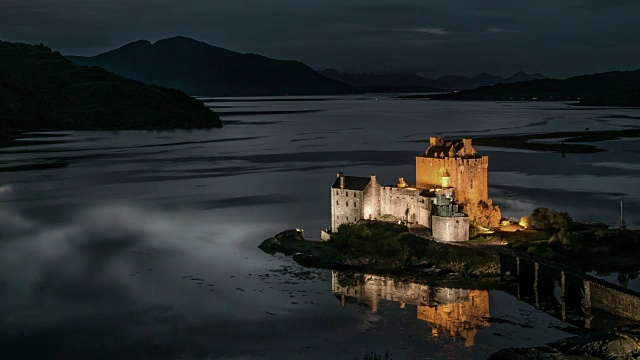 太阳落在苏格兰高地Duich湖上的Eilean Donan城堡上视频下载
