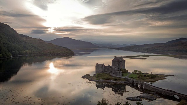 太阳落在苏格兰高地Duich湖上的Eilean Donan城堡上视频下载