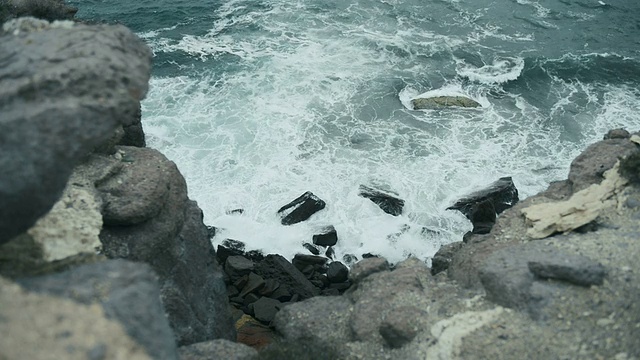 海浪击碎岩石视频下载
