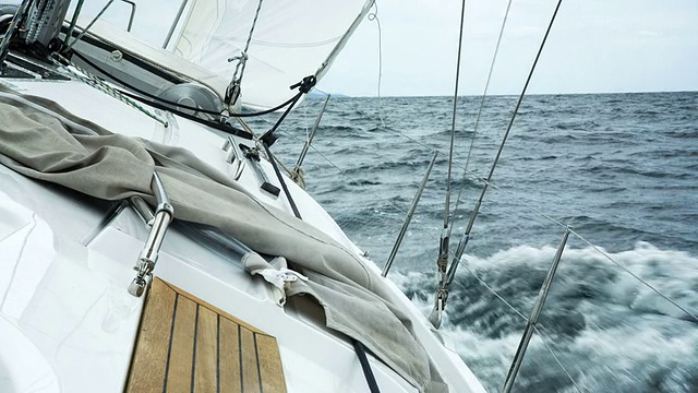 HD:乘着帆船在风中航行视频素材