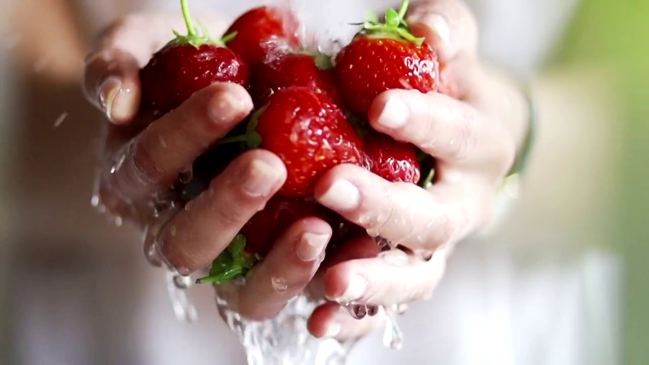 用手洗草莓，慢动作FO视频素材