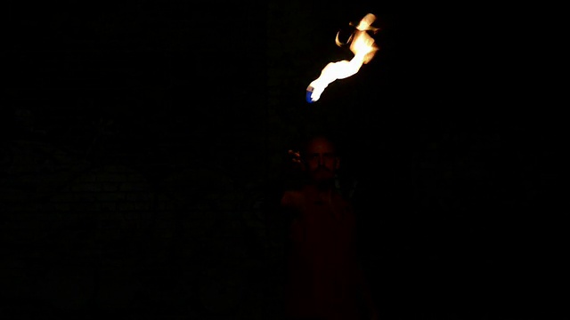 街头艺人喷火器吹在火炬上视频下载