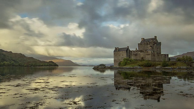 苏格兰高地Duich湖上的Eilean Donan城堡的第一缕阳光视频下载
