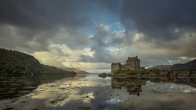 苏格兰高地Duich湖上的Eilean Donan城堡的第一缕阳光视频下载