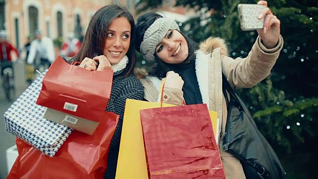 女人在购物时自拍视频下载