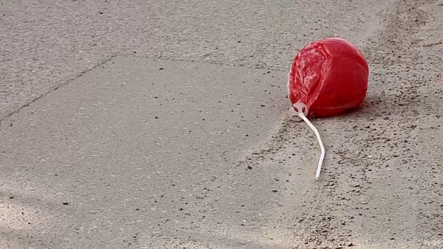 红色的气球在路上视频下载