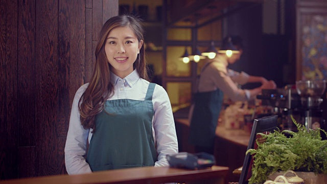 美丽的女服务员在咖啡馆服务视频下载