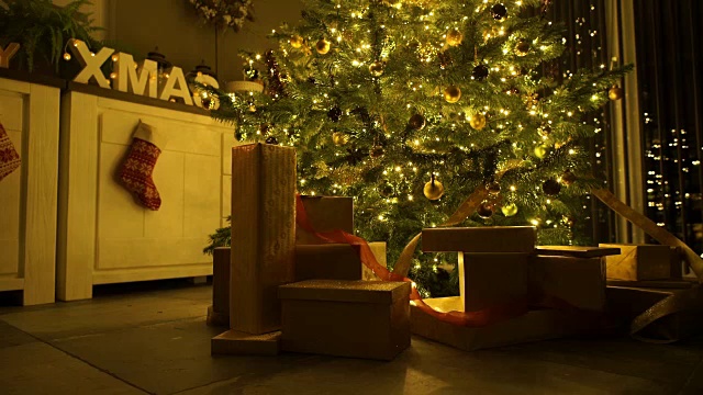 圣诞树，礼物和圣诞袜视频素材