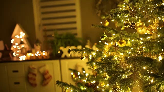 近距离看看点亮的圣诞树视频素材