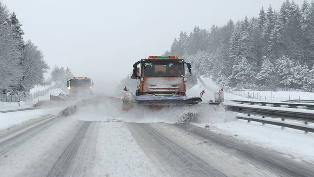 扫雪机清理高速公路视频下载