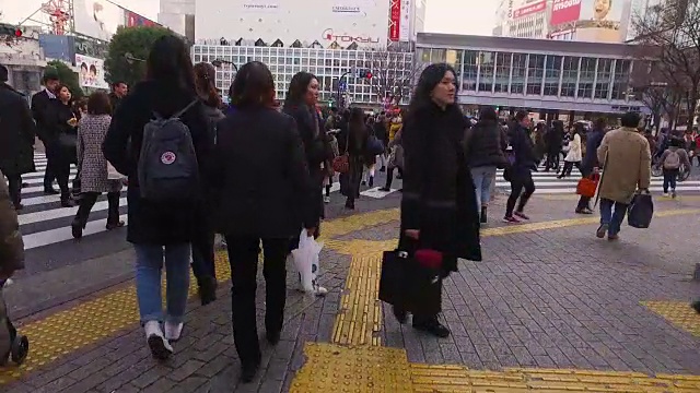 POV，走过东京涉谷十字路口。视频素材
