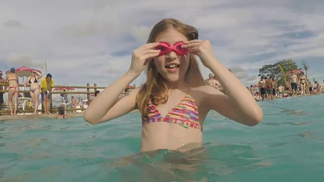 游泳池的女孩视频素材