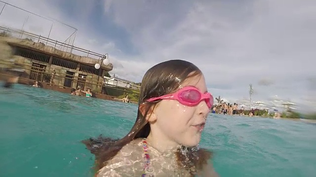 游泳池的女孩视频素材