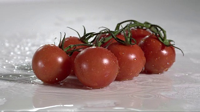 西红柿坠落并产生飞溅的水滴V1视频素材