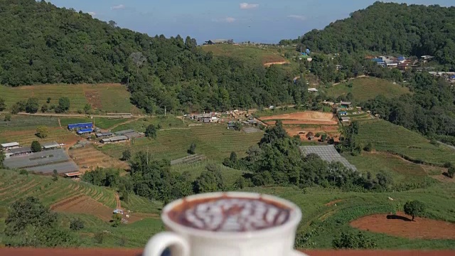4K:喝咖啡，欣赏山景，放松心情视频下载