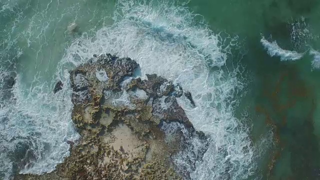 航拍岩石海岸上的海浪视频素材
