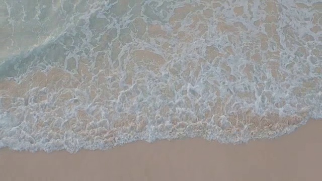 海滩上海浪的高角度拍摄视频素材