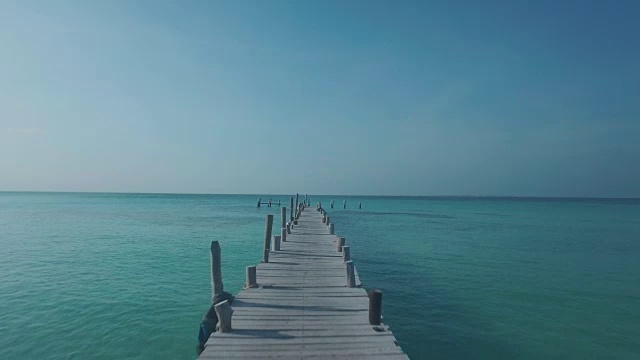 高角度拍摄的木板路和海洋视频下载
