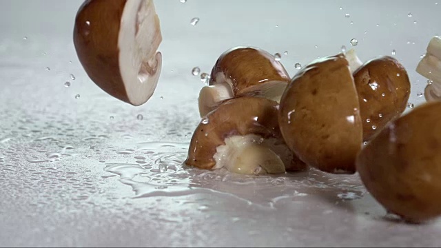 蘑菇坠落并产生飞溅液滴V2视频素材