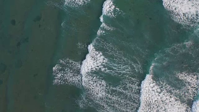 高角度拍摄的海浪在海洋视频素材