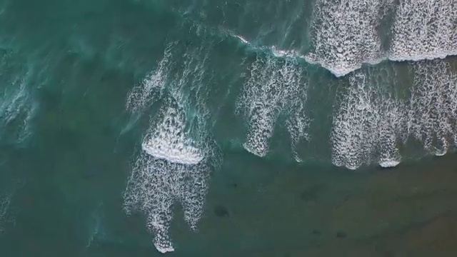 高角度拍摄的海浪在海洋视频素材