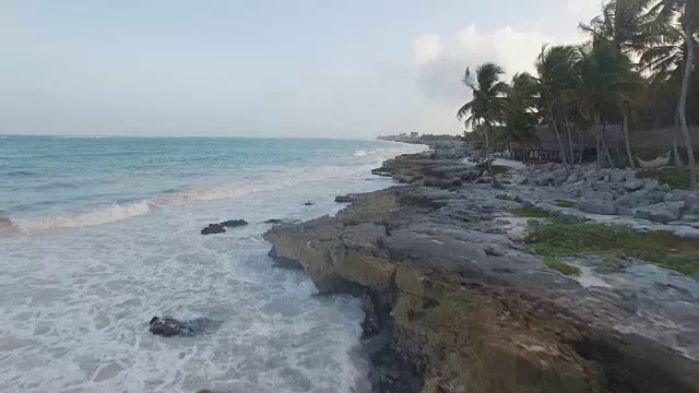 航拍图伦海岸线和海洋，玛雅里维拉，墨西哥视频素材