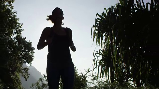 在热带夏威夷跑步的女人视频下载