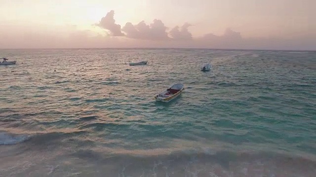 航拍海洋中的渔船视频素材