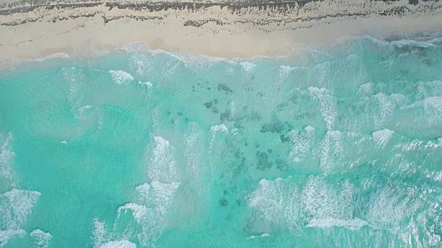 航拍海滩上的海浪视频素材