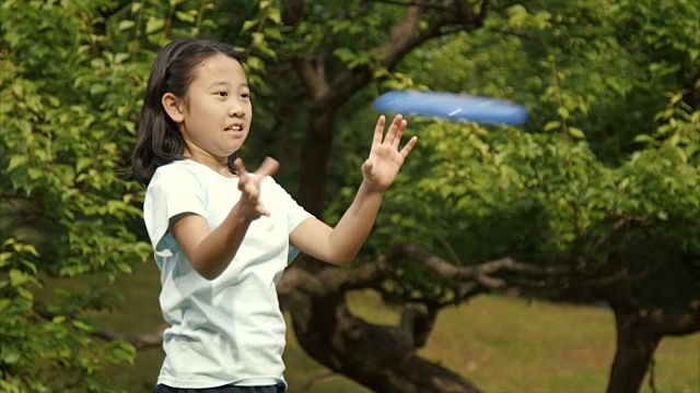 蒙太奇-日本儿童玩飞盘视频素材