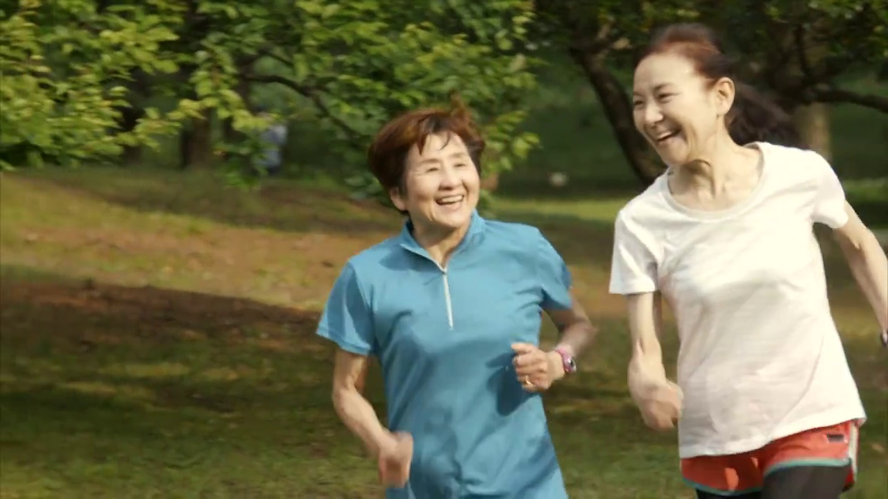 在代代木公园跑步的老年妇女视频素材