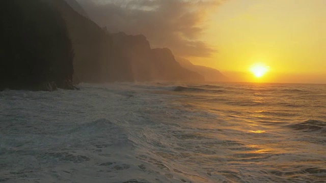 海浪冲击着夏威夷考艾岛的纳帕里海岸视频下载