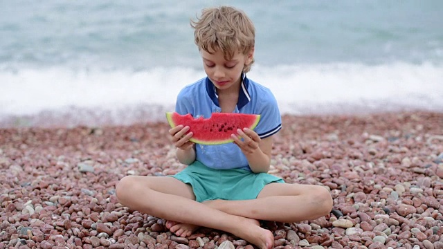 男孩吃西瓜视频素材
